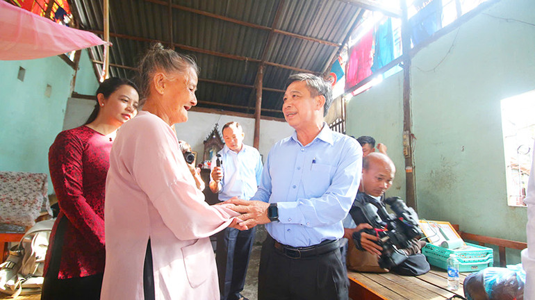 Đồng chí Đồng Văn Thanh, Bí thư Tỉnh ủy, Chủ tịch Ủy ban nhân dân tỉnh Hậu Giang, thăm hỏi, động viên gia đình bà Trần Thị Làng thuộc diện hộ nghèo, khu vực 5, phường 4, thành phố Vị Thanh.