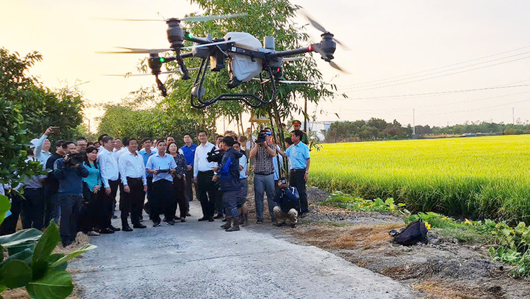Đồng chí Đồng Văn Thanh điều khiển, khai máy đầu năm máy bay không người lái.