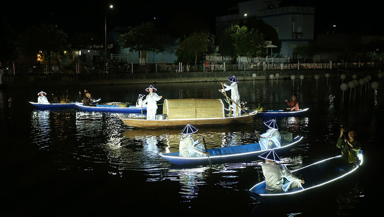 Tái hiện cảnh chợ nổi về đêm trong đêm khai mạc. Tái hiện cảnh chợ nổi về đêm trong đêm khai mạc.