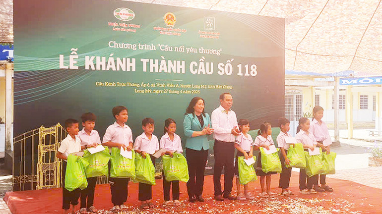 Tặng suất học bổng và quà cho học sinh giỏi vượt khó.