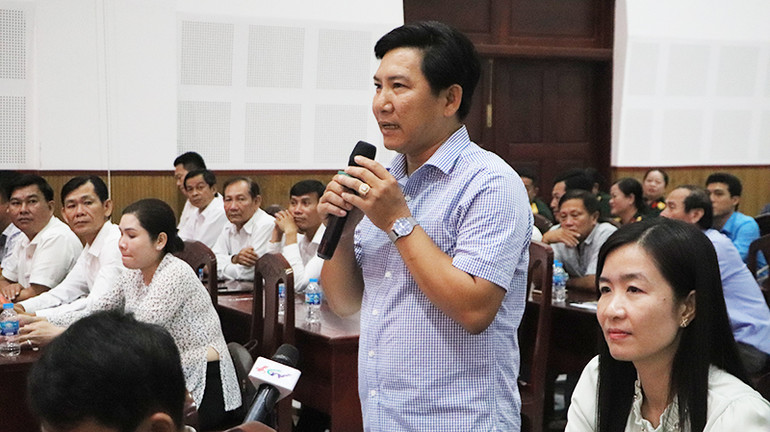 Cử tri phát biều ý kiến tại Hội nghị.