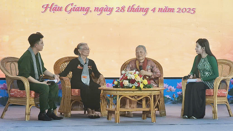 Bà Mẹ Việt Nam Anh hùng Trần Thơ Tơ ôn lại hồi ức những chặng đường. Bà Mẹ Việt Nam Anh hùng Trần Thơ Tơ ôn lại hồi ức những chặng đường.