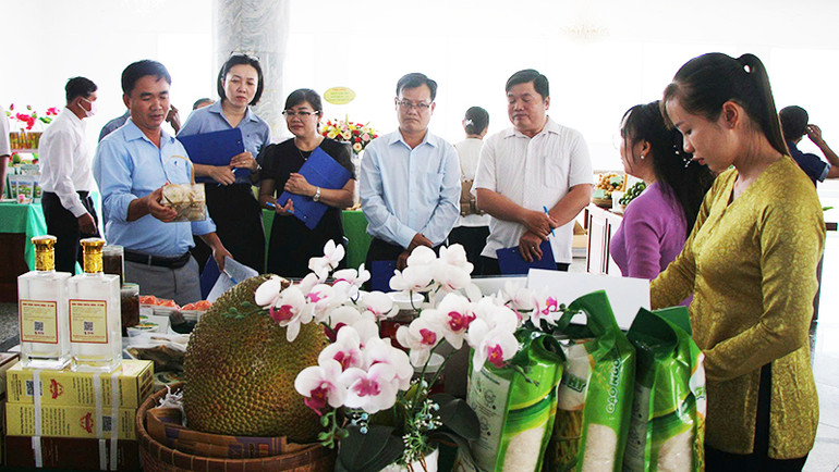 Các đại biểu tham quan khu trưng bày sản phẩm OCOP của các địa phương trong tỉnh.