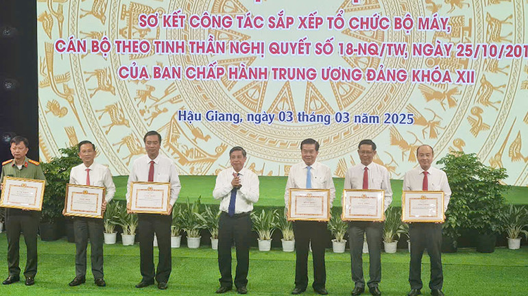 Tặng Bằng khen của Ban Thường vụ Tỉnh ủy Hậu Giang cho các tập thể.