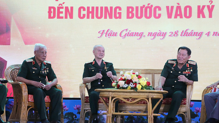 Đại tướng Phạm Văn Trà ôn lại những năm tháng máu lửa. Đại tướng Phạm Văn Trà ôn lại những năm tháng máu lửa.