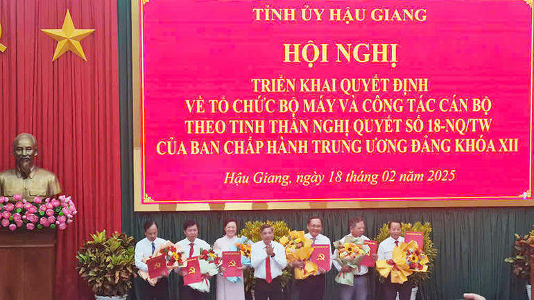 Trao quyết định cho đồng chí Trưởng ban và các Phó ban Ban Tuyên giáo và Dân vận Tỉnh ủy.