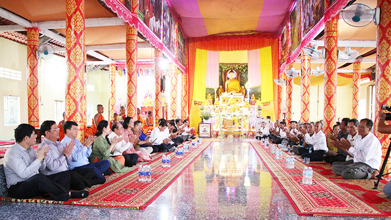 Quang cảnh Đoàn công tác đến thăm, chúc Tết tại Chùa Pô Thi Vongsa.