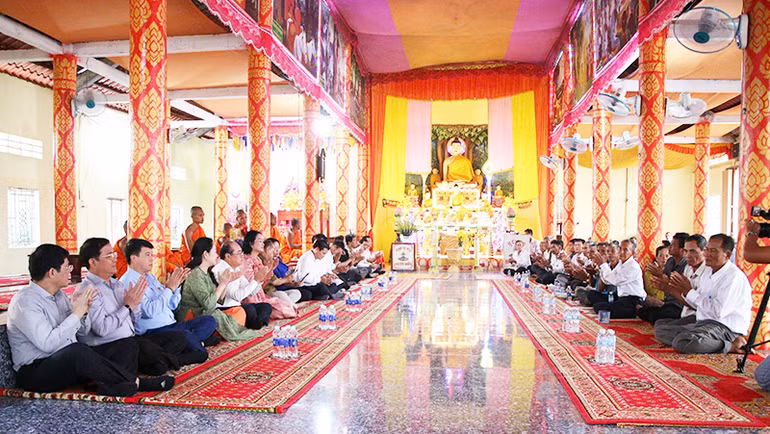 Quang cảnh Đoàn công tác đến thăm, chúc Tết tại Chùa Pô Thi Vongsa. Quang cảnh Đoàn công tác đến thăm, chúc Tết tại Chùa Pô Thi Vongsa.