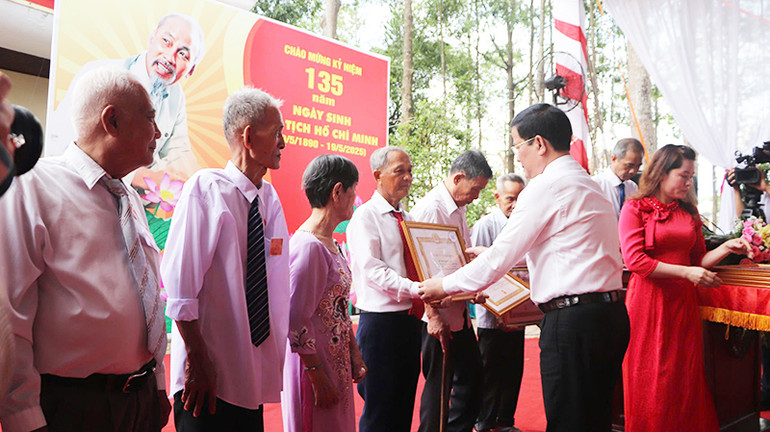 Trao tặng Huy hiệu Đảng cho các đồng chí cao niên tuổi Đảng.