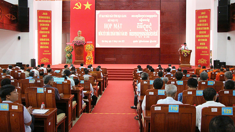 Quang cảnh buổi họp mặt. Quang cảnh buổi họp mặt.