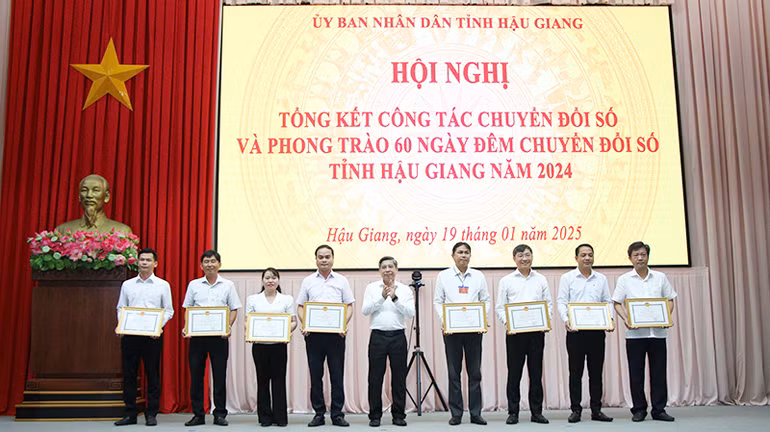 Tặng Bằng khen của Chủ tịch Ủy ban nhân dân tỉnh cho các đơn vị đạt thành tích trong phong trào thi đua 60 ngày đêm.