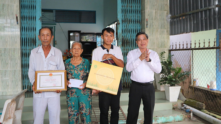 Đồng chí Đồng Văn Thanh, Bí thư Tỉnh ủy, Chủ tịch Ủy ban nhân dân tỉnh Hậu Giang đến thăm, tặng quà gia đình ông Tô Ngọc Dũng ở khu vực 3, phường 1, thành phố Vị Thanh. Đồng chí Đồng Văn Thanh, Bí thư Tỉnh ủy, Chủ tịch Ủy ban nhân dân tỉnh Hậu Giang đến thăm, tặng quà gia đình ông Tô Ngọc Dũng ở khu vực 3, phường 1, thành phố Vị Thanh.