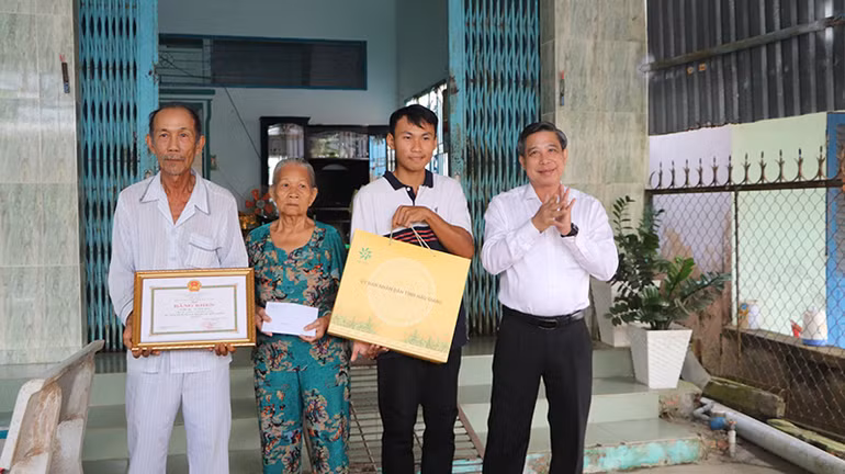 Đồng chí Đồng Văn Thanh, Bí thư Tỉnh ủy, Chủ tịch Ủy ban nhân dân tỉnh Hậu Giang đến thăm, tặng quà gia đình ông Tô Ngọc Dũng ở khu vực 3, phường 1, thành phố Vị Thanh.