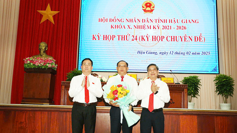 Tặng hoa chúc mừng đồng chí Trần Chí Hùng đắc cử chức Phó Chủ tịch Ủy ban nhân dân tỉnh Hậu Giang, nhiệm kỳ 2021-2026.