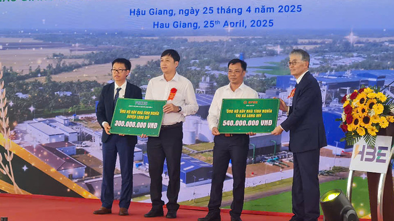 Trao bảng tượng trưng ủng hộ Nhà tình nghĩa cho huyện Long Mỹ và thị xã Long Mỹ.