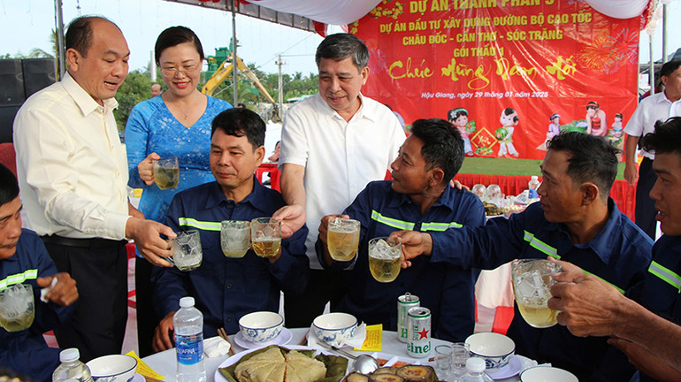 Lãnh đạo tỉnh Hậu Giang dùng tiệc mừng năm mới cùng cán bộ, kỹ sư, công nhân, người lao động thi công xuyên Tết trên công trường.