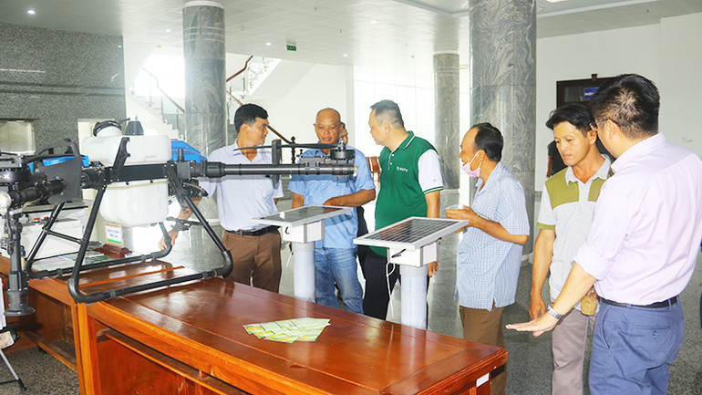 Các đại biểu dự Diễn đàn trao đổi sử dụng thiết bị bay trong sản xuất lúa.