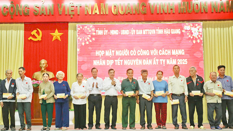 Tặng quà Tết cho người có công với cách mạng.