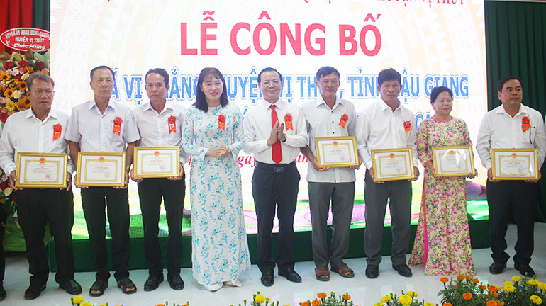 Lãnh đạo huyện Vị Thủy tặng Giấy khen cho các cá nhân.