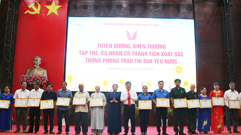 Tặng bằng khen của Chủ tịch Ủy ban nhân dân tỉnh Hậu Giang cho các cá nhân.