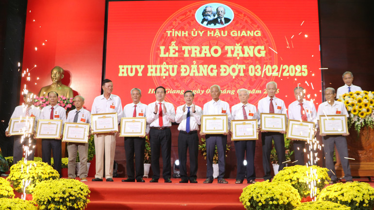 Trao Huy hiệu Đảng cho các đồng chí cao niên tuổi Đảng.