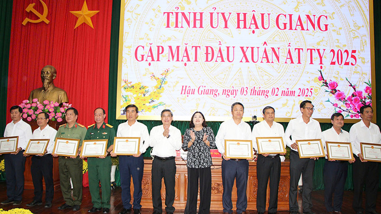 Ủy ban nhân dân tỉnh Hậu Giang tặng Bằng khen cho 20 tập thể. Ủy ban nhân dân tỉnh Hậu Giang tặng Bằng khen cho 20 tập thể.