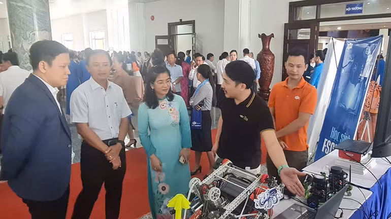 Các đại biểu tham quan tại khu vực trải nghiệm.