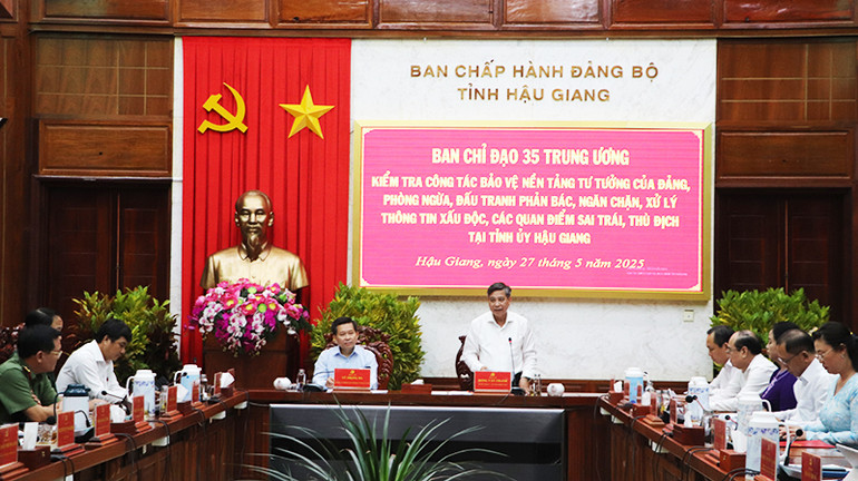 Đồng chí Đồng Văn Thanh, Bí thư Tỉnh ủy, Chủ tịch Hội đồng nhân dân tỉnh Hậu Giang tiếp thu ý kiến của đoàn công tác.