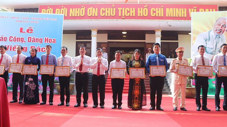 Tặng Bằng khen của Chủ tịch Ủy ban nhân dân tỉnh cho các tập thể.