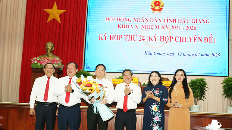 Tặng hoa chúc mừng đồng chí Trần Văn Huyến đắc cử chức Chủ tịch Ủy ban nhân dân tỉnh Hậu Giang, nhiệm kỳ 2021-2026.