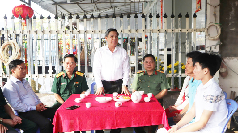 Đồng chí Đồng Văn Thanh, Bí thư Tỉnh ủy, Chủ tịch Ủy ban nhân dân tỉnh Hậu Giang, thăm hỏi, động viên thanh niên chuẩn bị lên đường nhập ngũ. Đồng chí Đồng Văn Thanh, Bí thư Tỉnh ủy, Chủ tịch Ủy ban nhân dân tỉnh Hậu Giang, thăm hỏi, động viên thanh niên chuẩn bị lên đường nhập ngũ.