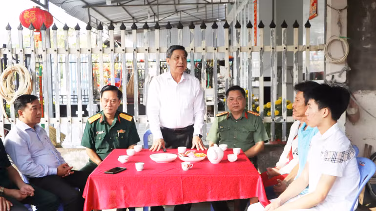 Đồng chí Đồng Văn Thanh, Bí thư Tỉnh ủy, Chủ tịch Ủy ban nhân dân tỉnh Hậu Giang, thăm hỏi, động viên thanh niên chuẩn bị lên đường nhập ngũ.