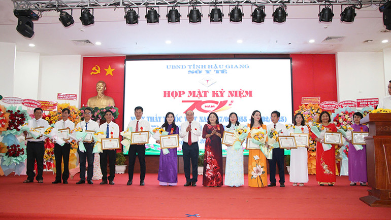 Tặng bằng khen cho các cá nhân.