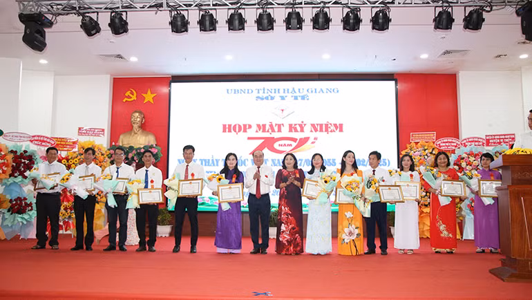 Tặng bằng khen cho các cá nhân. Tặng bằng khen cho các cá nhân.