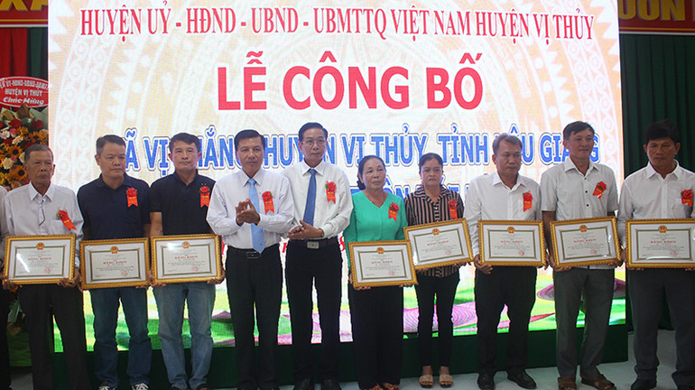 Dịp này, 1 tập thể và 15 cá nhân được tặng Bằng khen của Chủ tịch Ủy ban nhân dân tỉnh Hậu Giang.