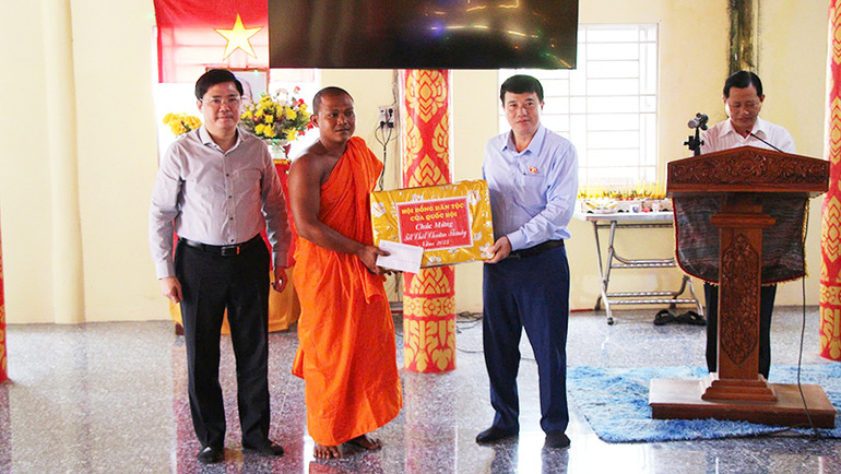 Tặng quà cho Chùa Pô Thi Vongsa ở ấp 4, xã Xà Phiên, huyện Long Mỹ, tỉnh Hậu Giang.
