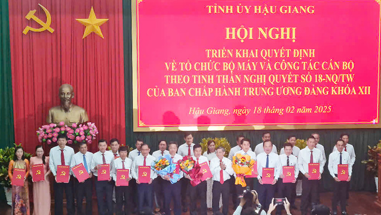 Ban Chấp hành Đảng bộ Ủy ban nhân dân tỉnh Hậu Giang với 25 ủy viên.