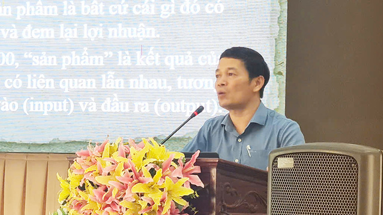 Ông Nguyễn Văn Tạo, Phó Cục trưởng Cục thông tin cơ sở và Thông tin đối ngoại, Bộ Văn hóa, Thể thao và Du lịch hướng dẫn việc sử dụng phần mềm quản lý dữ liệu nghiệp vụ thông tin cơ sở.