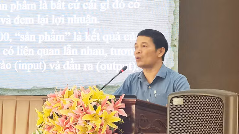 Ông Nguyễn Văn Tạo, Phó Cục trưởng Cục thông tin cơ sở và Thông tin đối ngoại, Bộ Văn hóa, Thể thao và Du lịch hướng dẫn việc sử dụng phần mềm quản lý dữ liệu nghiệp vụ thông tin cơ sở.