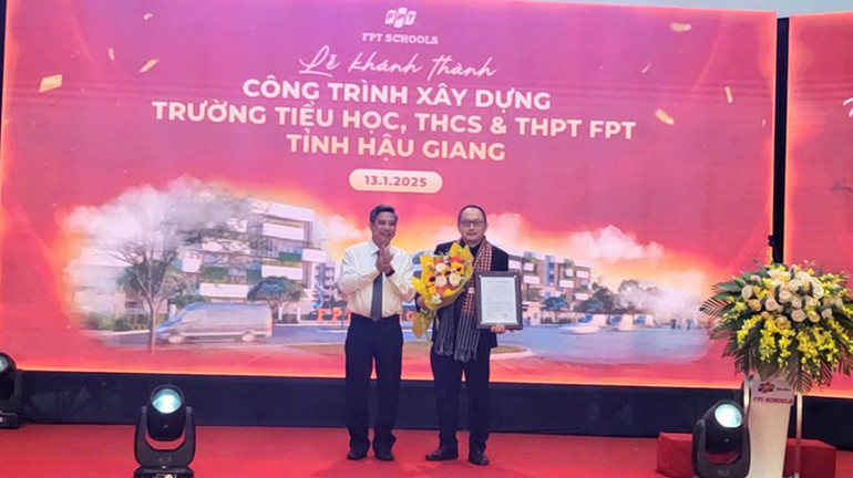 Đồng chí Đồng Văn Thanh, Bí thư Tỉnh ủy, Chủ tịch Ủy ban nhân dân tỉnh Hậu Giang trao quyết định thành lập Trường tiểu học, trung học cơ sở và trung học phổ thông FPT cơ sở Hậu Giang.