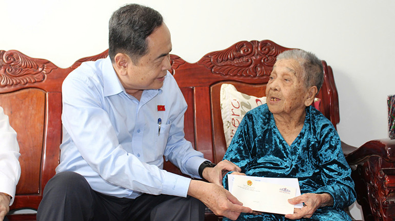 Chủ tịch Quốc hội thăm, tặng quà cho Bà Mẹ Việt Nam Anh hùng Nguyễn Thị Kim Hoa.