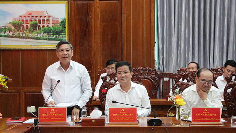 Đồng chí Đồng Văn Thanh, Bí thư Tỉnh ủy, Chủ tịch Hội đồng nhân dân tỉnh Hậu Giang phát biểu tại hội nghị. Đồng chí Đồng Văn Thanh, Bí thư Tỉnh ủy, Chủ tịch Hội đồng nhân dân tỉnh Hậu Giang phát biểu tại hội nghị.