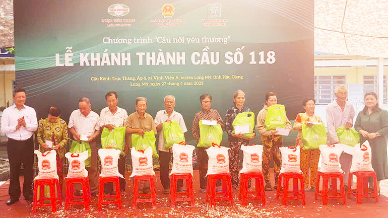 Tặng quà cho các gia đình có hoàn cảnh khó khăn, gia đình chính sách.