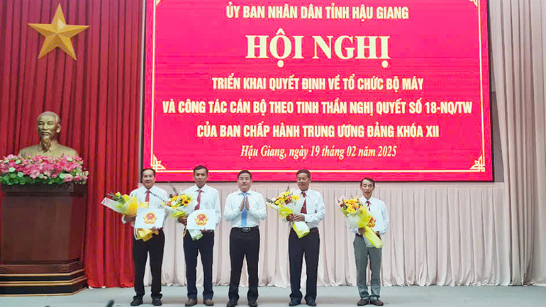 Trao Quyết định nghỉ hưu trước tuổi cho các cán bộ lãnh đạo cấp sở.