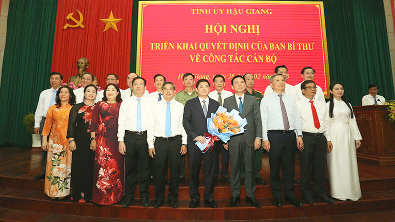Các đồng chí lãnh đạo chúc mừng tân Phó Bí thư Thường trực Tỉnh ủy Hậu Giang Nguyễn Tuấn Anh.