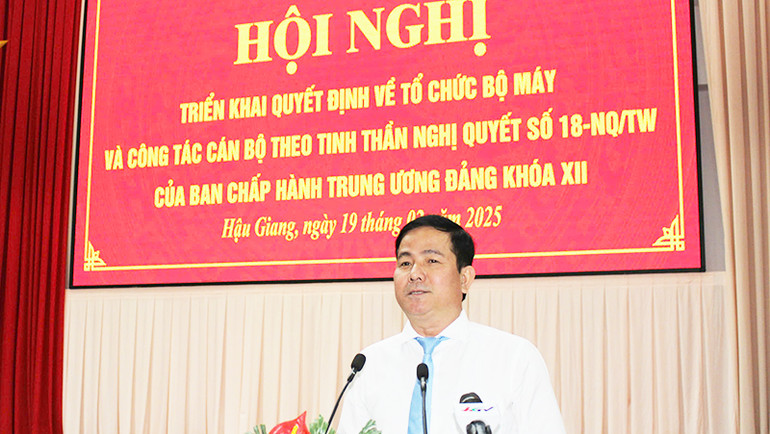 Đồng chí Trần Văn Huyến, Phó Bí thư Thường trực Tỉnh ủy, Chủ tịch Ủy ban nhân dân tỉnh Hậu Giang, phát biểu tại hội nghị.