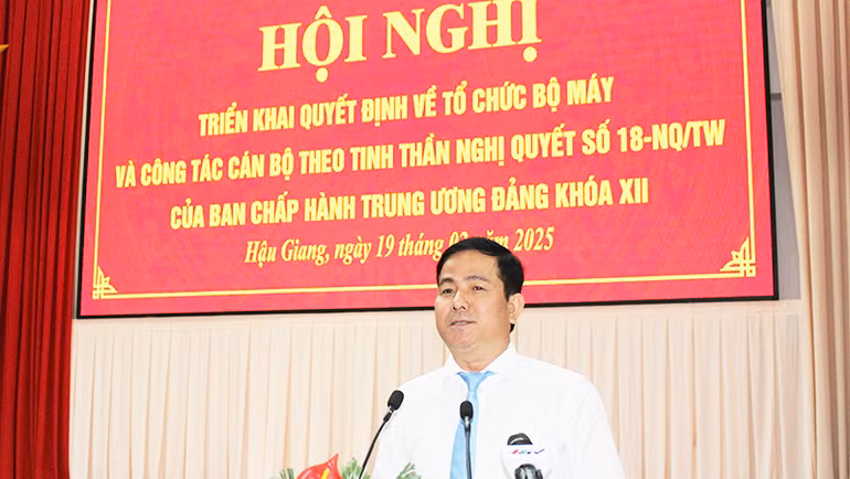 Đồng chí Trần Văn Huyến, Phó Bí thư Thường trực Tỉnh ủy, Chủ tịch Ủy ban nhân dân tỉnh Hậu Giang, phát biểu tại hội nghị. Đồng chí Trần Văn Huyến, Phó Bí thư Thường trực Tỉnh ủy, Chủ tịch Ủy ban nhân dân tỉnh Hậu Giang, phát biểu tại hội nghị.