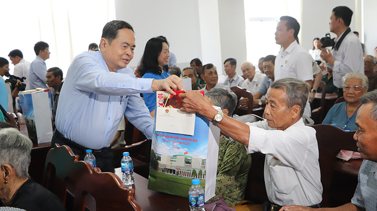 Chủ tịch Quốc hội tặng quà cho người có công với Cách mạng.