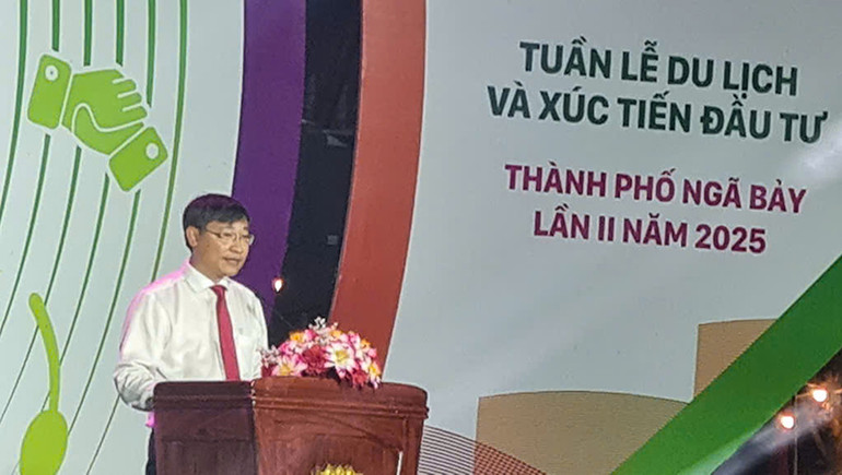 Chủ tịch Ủy ban nhân dân thành phố Ngã Bảy, Lê Hoàng Xuyên phát biểu khai mạc “Tuần lễ du lịch và xúc tiến đầu tư” năm 2025. Chủ tịch Ủy ban nhân dân thành phố Ngã Bảy, Lê Hoàng Xuyên phát biểu khai mạc “Tuần lễ du lịch và xúc tiến đầu tư” năm 2025.