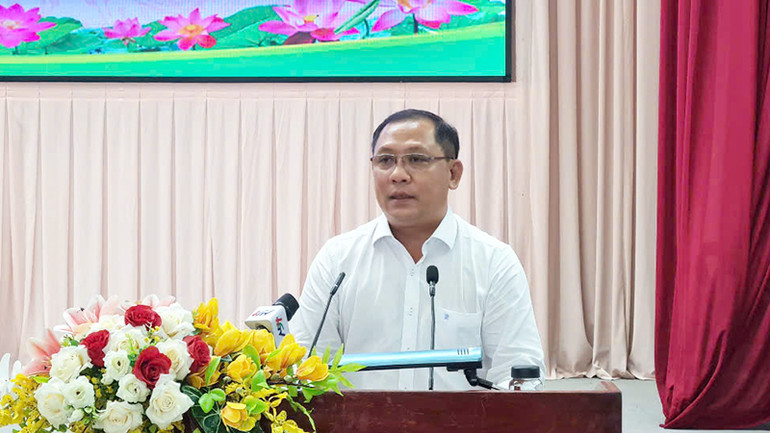 Phó chủ tịch ủy ban nhân dân tỉnh Hậu Giang, Trần Chí Hùng phát biểu tại hội nghị. Phó chủ tịch ủy ban nhân dân tỉnh Hậu Giang, Trần Chí Hùng phát biểu tại hội nghị.